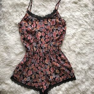 floral romper w lace trims
